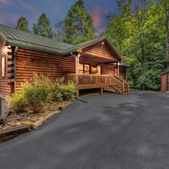 Gateway Getaway Screened Porch with Mountain Views & Fire Bowl