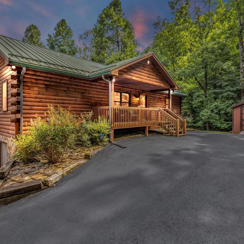 Gateway Getaway Screened Porch with Mountain Views & Fire Bowl